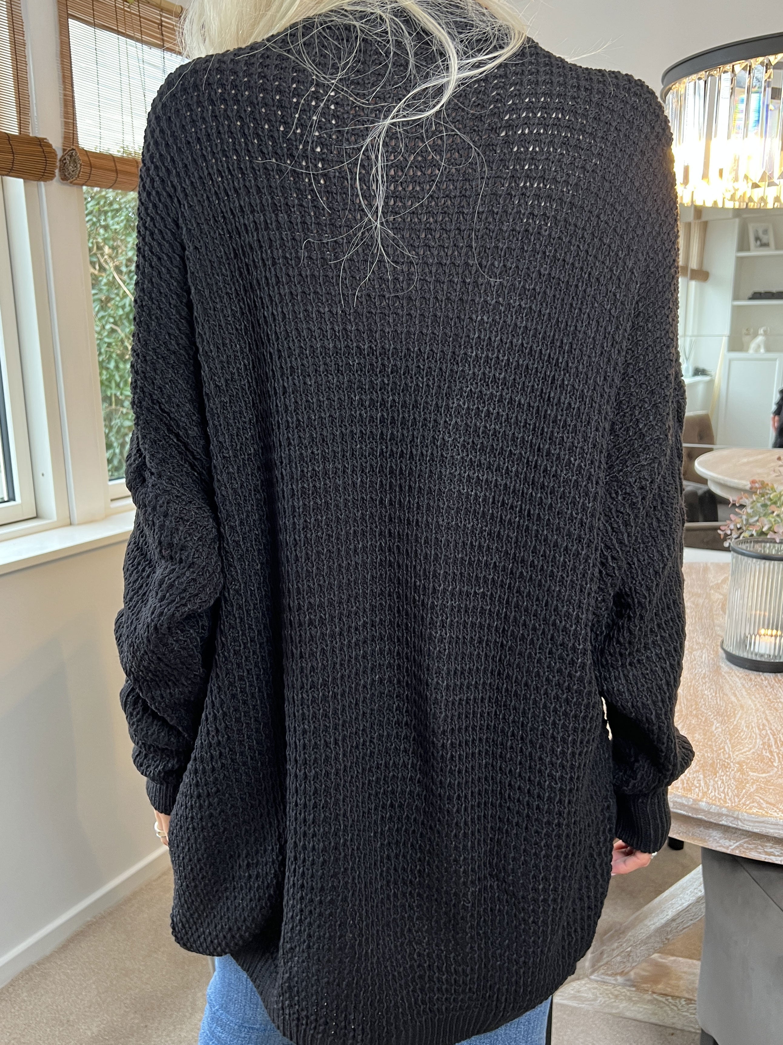 Lalisa - Söt stickad klänning med kabelstickning och volanger